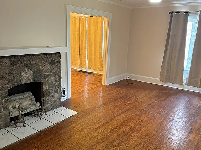 933 Winona Dr — Photo 2