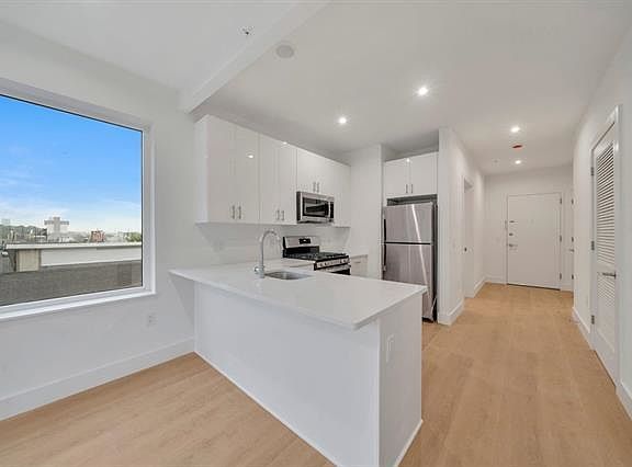 5th image of 3321 Liberty Ave #207