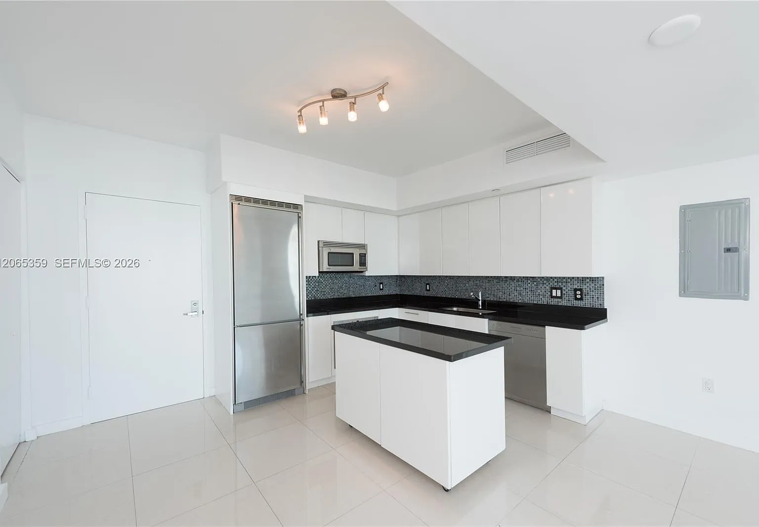 2 bed, 850 sqft, $3,998 — Photo 3
