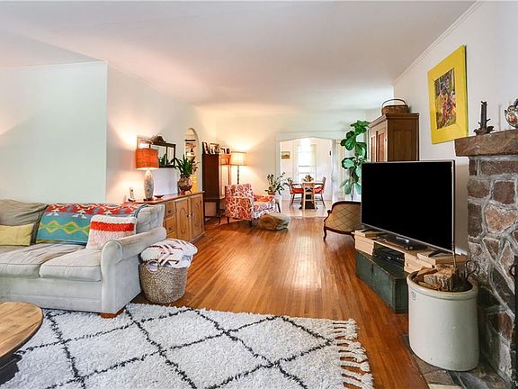 4th image of 218 Oakwood Ave
