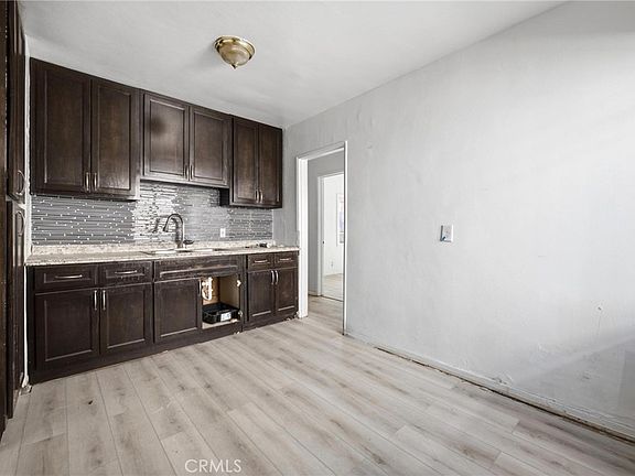 4th image of 909 W 132nd St