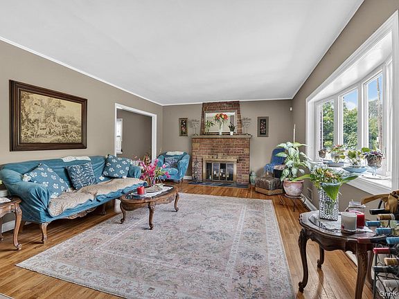 4th image of 207 Clunie Avenue