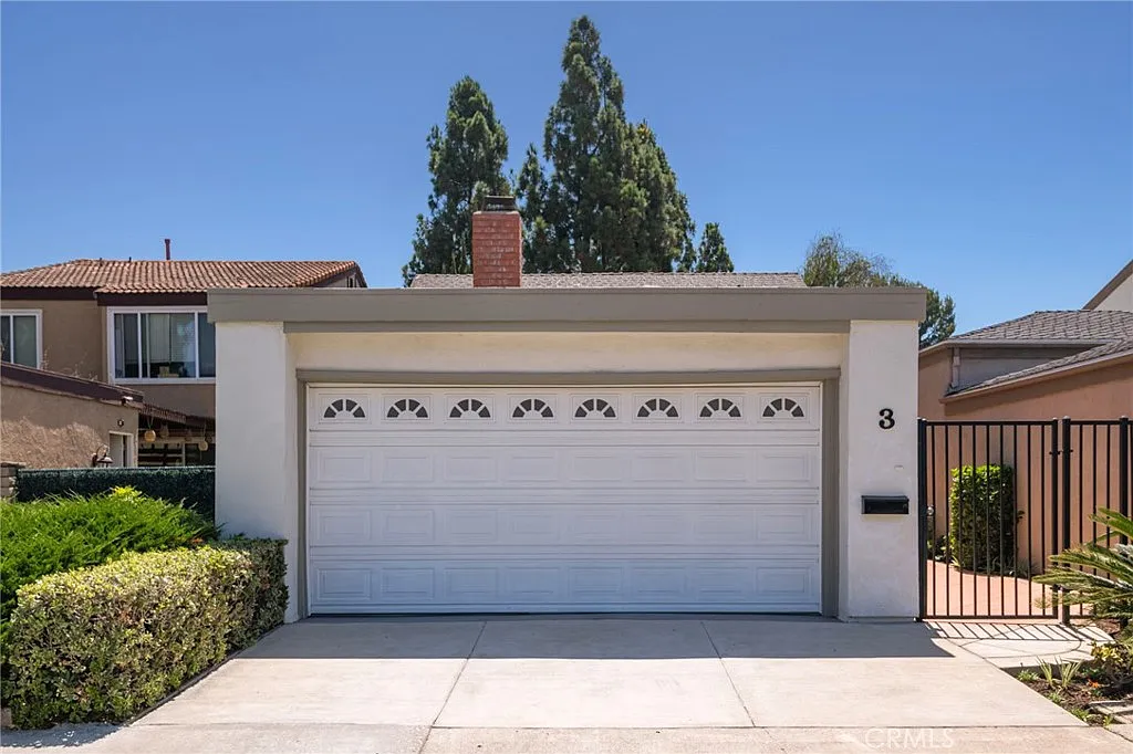 3 bed, 1295 sqft, $4,400 — Photo 1