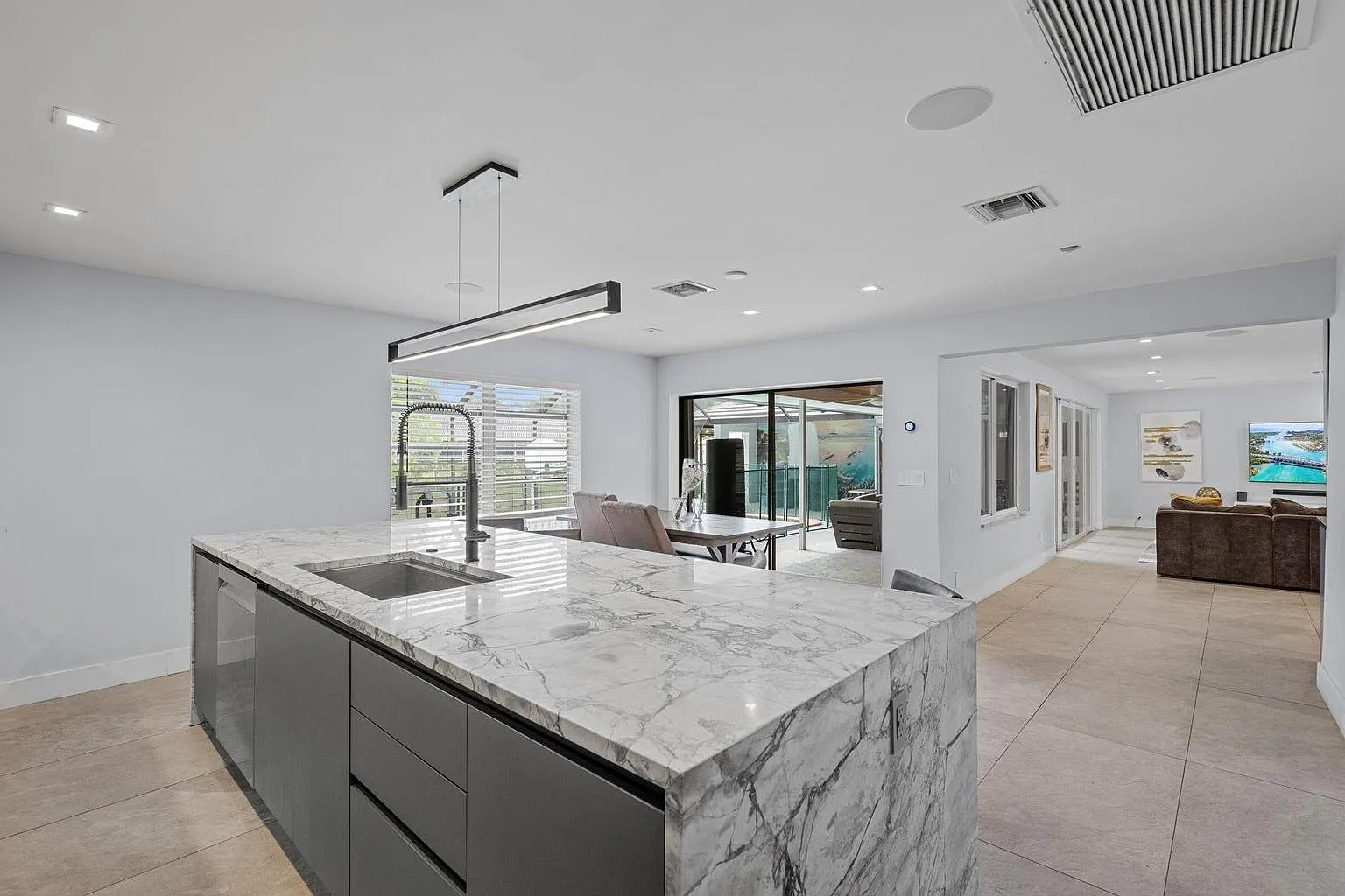 3 bed, 2.0 bath, 2056 sqft, $4,800 — Photo 4