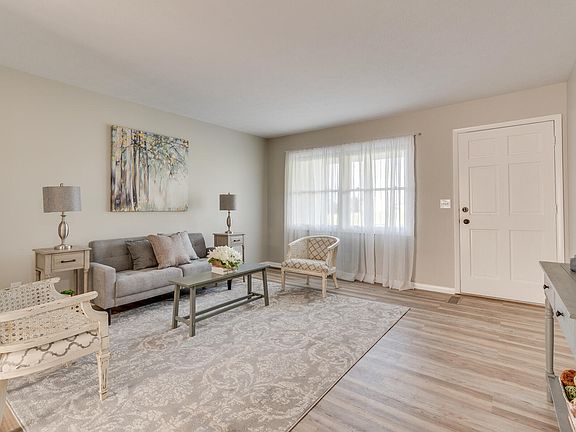 4th image of 102 Rosewood Cir