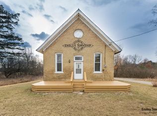 8762 E 104th St, Howard City, MI 49329