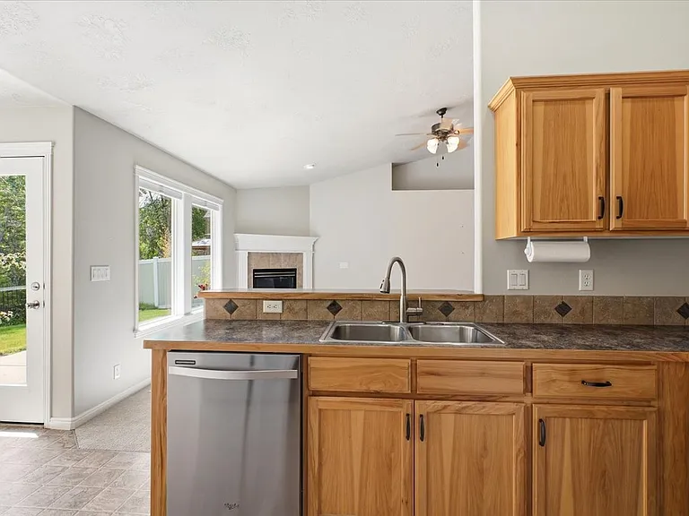 782 S Hydra Ave — Photo 11