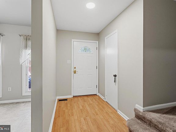 3rd image of 9198 Laurelwood Ct
