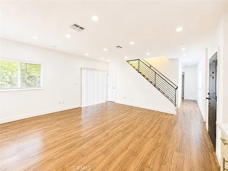 6651 Noble Ave — Photo 2