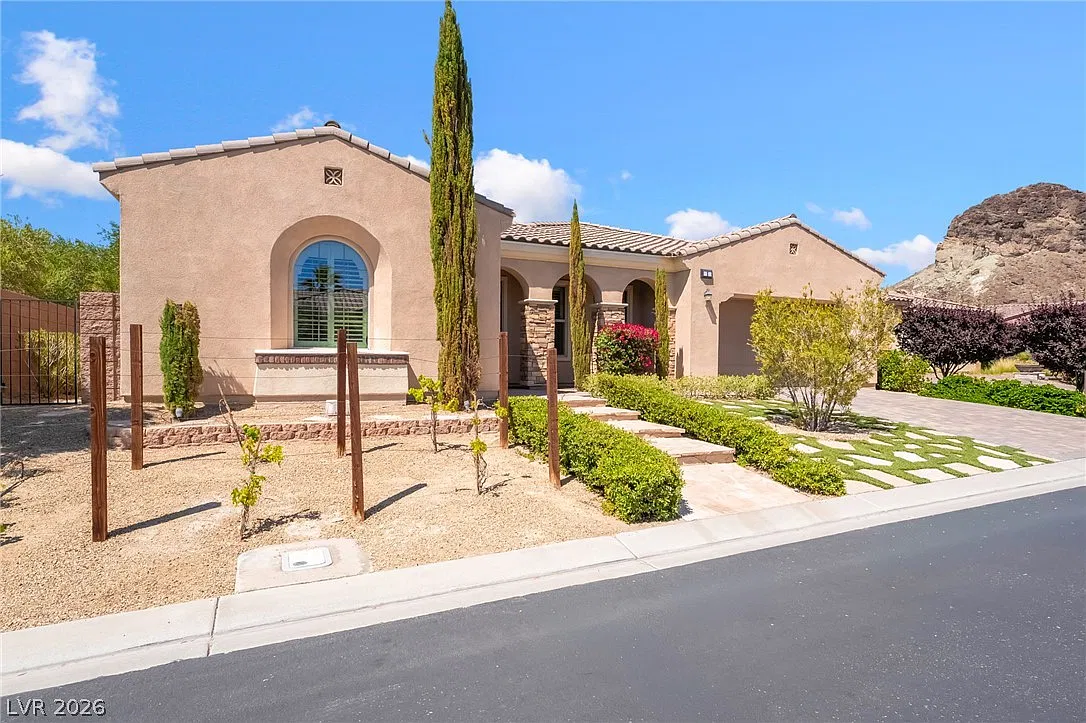 3 bed, 2.5 bath, 2639 sqft, $3,000 — Photo 1