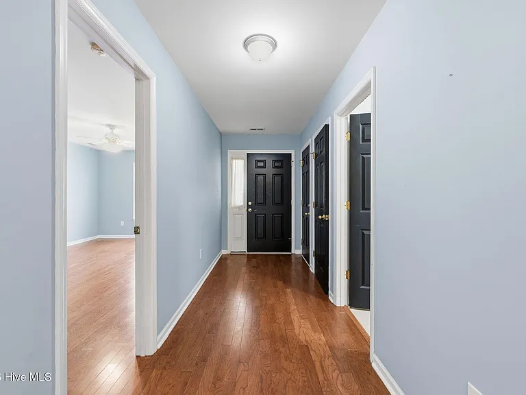 106 Lakeside Green Dr — Photo 13