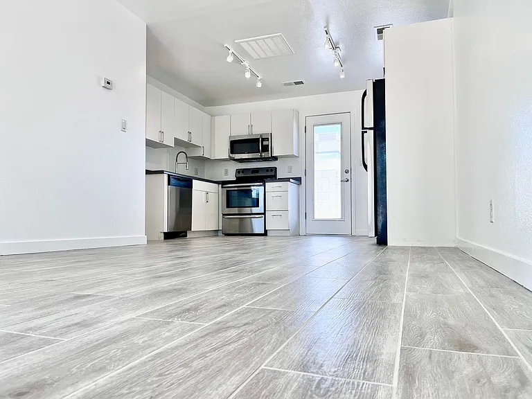 4140 N 10th St #5 — Photo 10