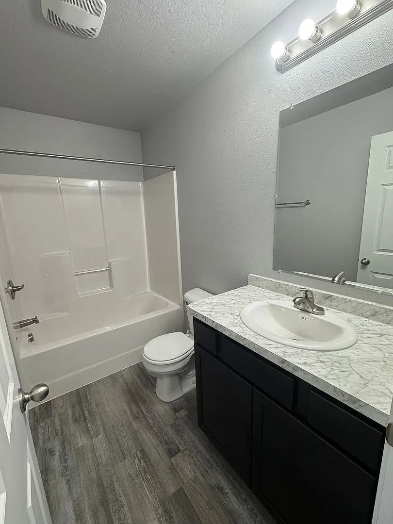 Cute twin home in SE Mandan — Photo 3