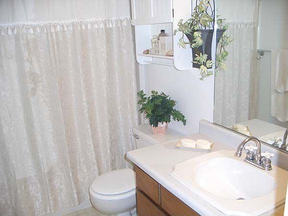 Bathroom w/shower/tub