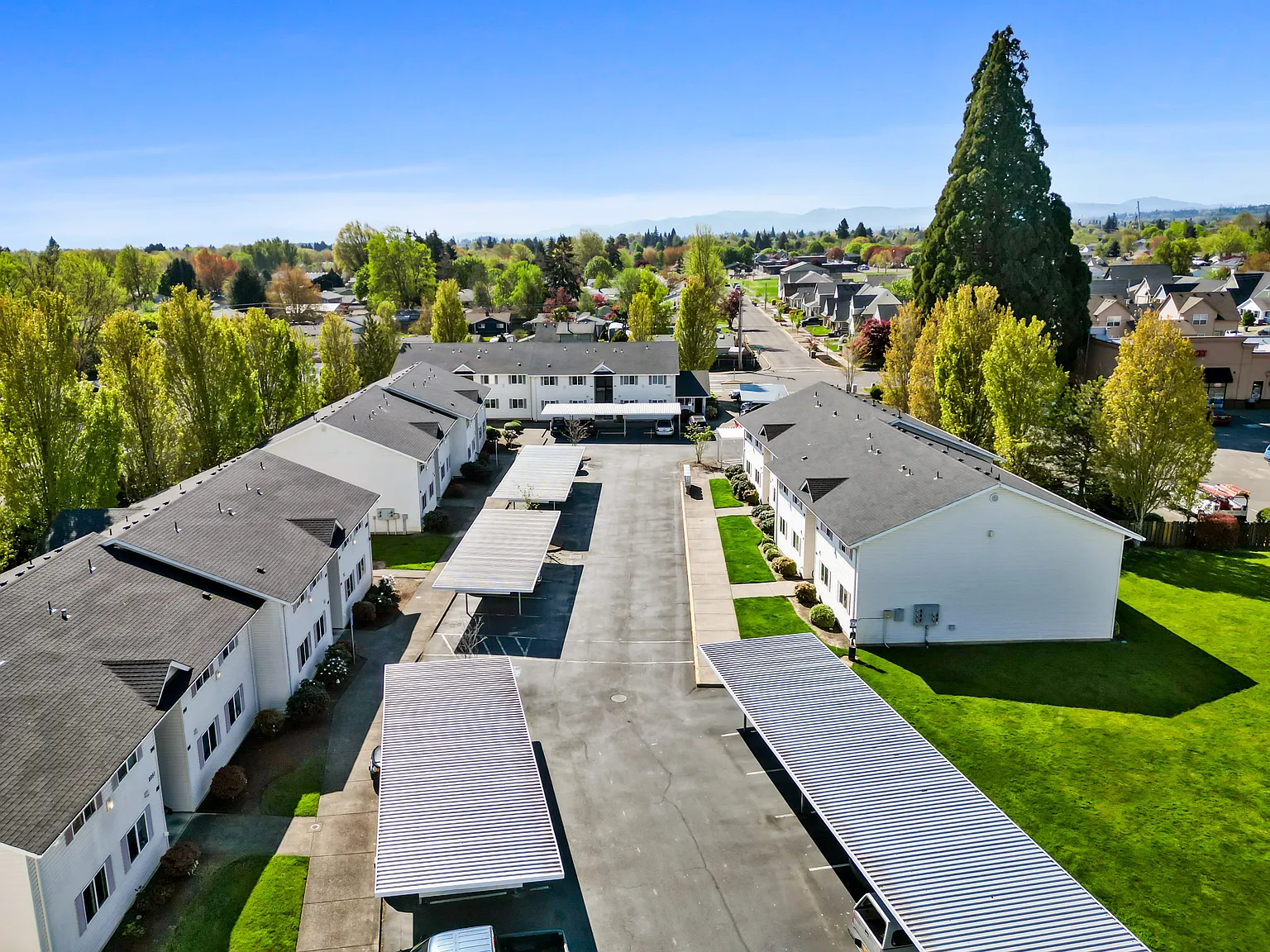 Redwood Square Apartments — Photo 3