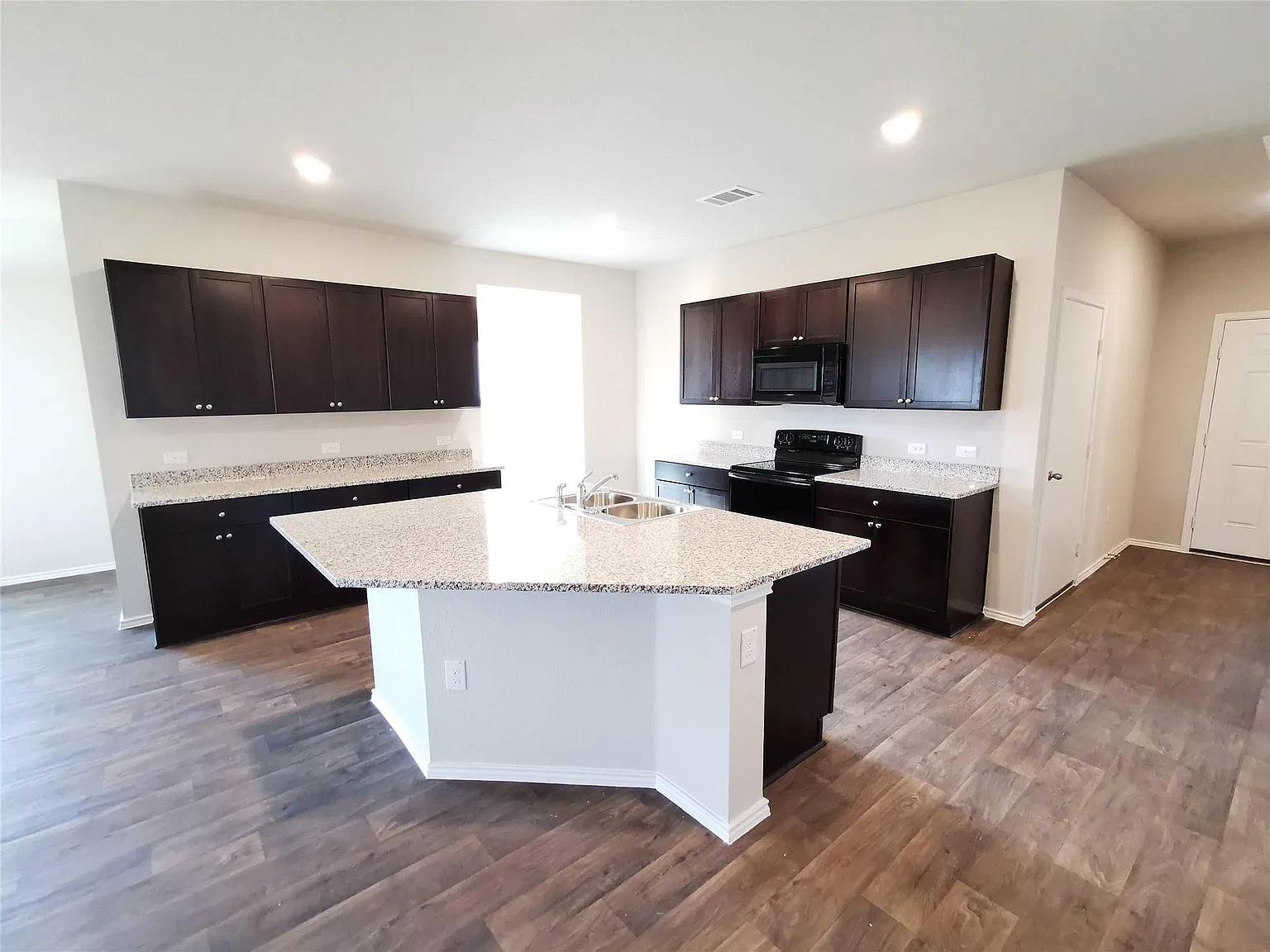4 bed, 2.0 bath, 2032 sqft, $2,100 — Photo 3