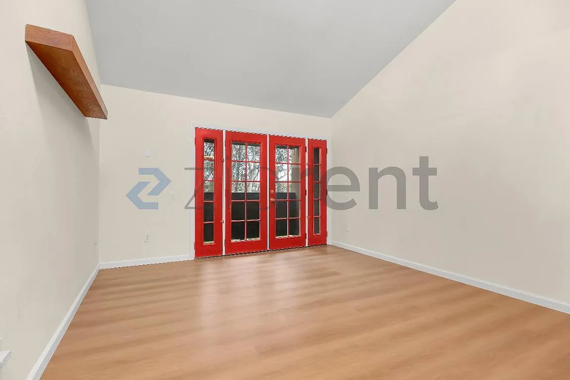 3 bed, 977 sqft, $3,095 — Photo 2
