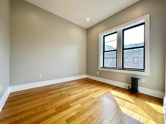 Rented by EXR | media 12