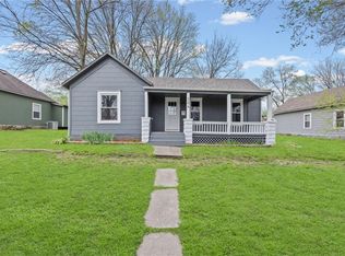 304 E Shawnee St, Paola, KS 66071
