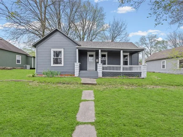 304 E Shawnee St, Paola, KS 66071