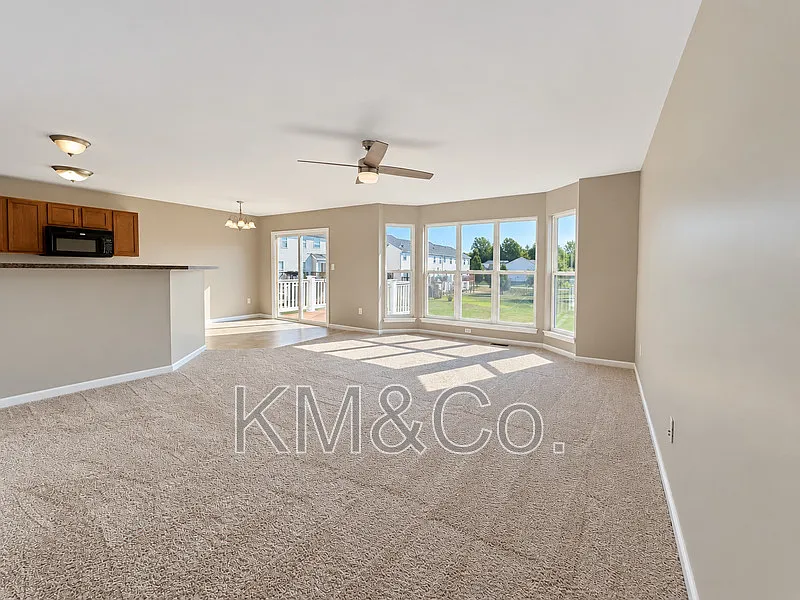 3 bed, 2.5 bath, 1748 sqft, $2,395 — Photo 2