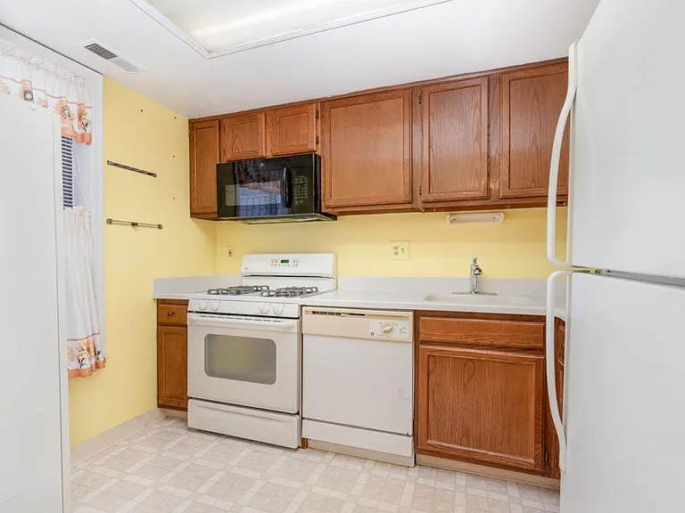 1210 Hampton Hill Ct #H — Photo 8