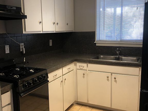 3rd image of 2118 Edgehill Dr APT 106