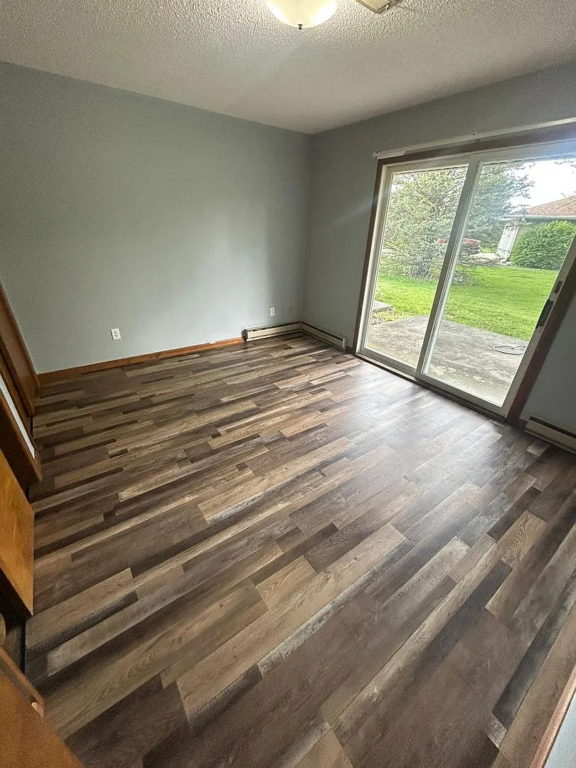 Gorgeous 2-Bedroom Apartment with Garage in a Quiet Neighborhood — Photo 1