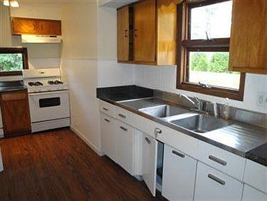 3rd image of 2670 Maplewood St