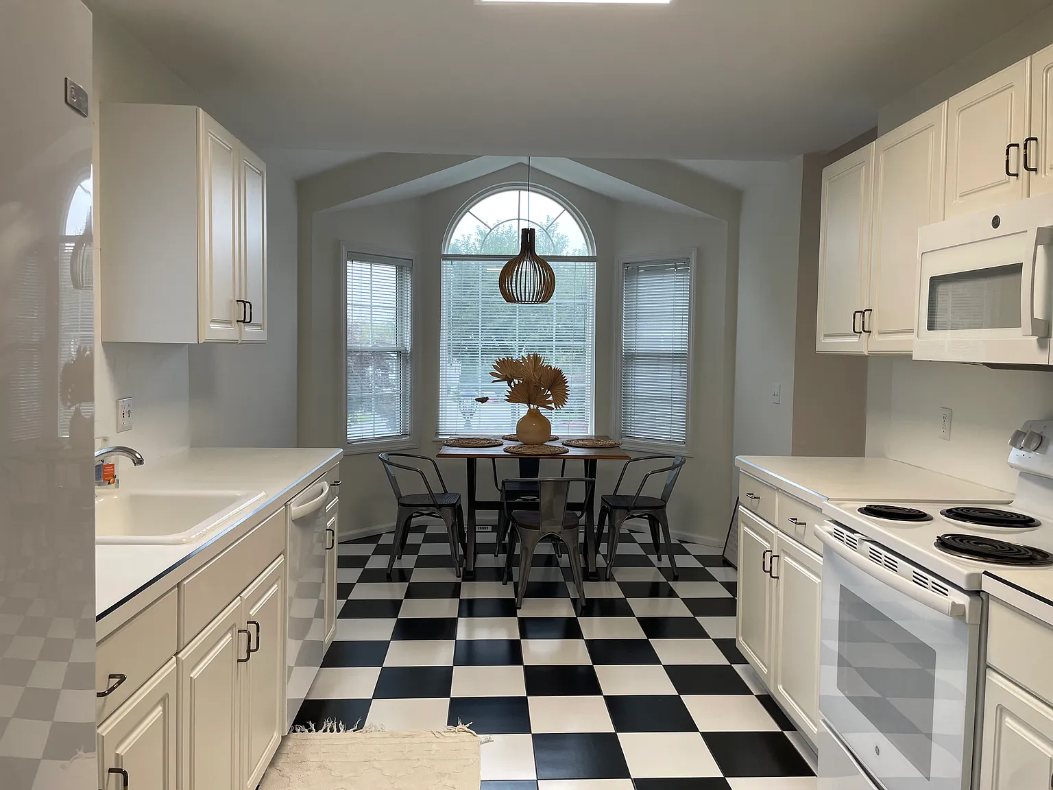 2 bed, 2.5 bath, 1800 sqft, $3,800 — Photo 4
