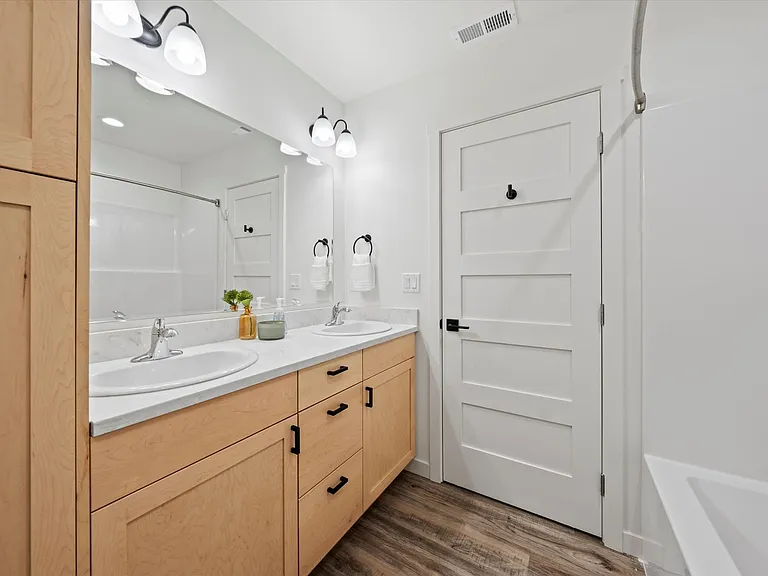 638 G St NE — Photo 50