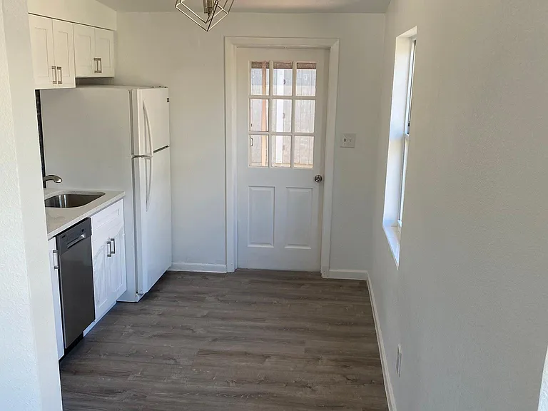 2381 Chaucer St — Photo 21