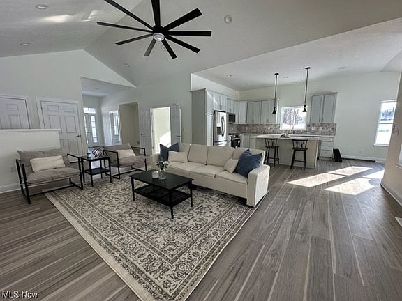 3rd image of 999 Pin Oaks Dr