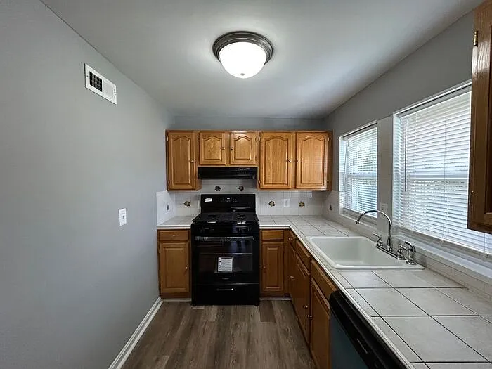 499 Hazlett Ave #B — Photo 9