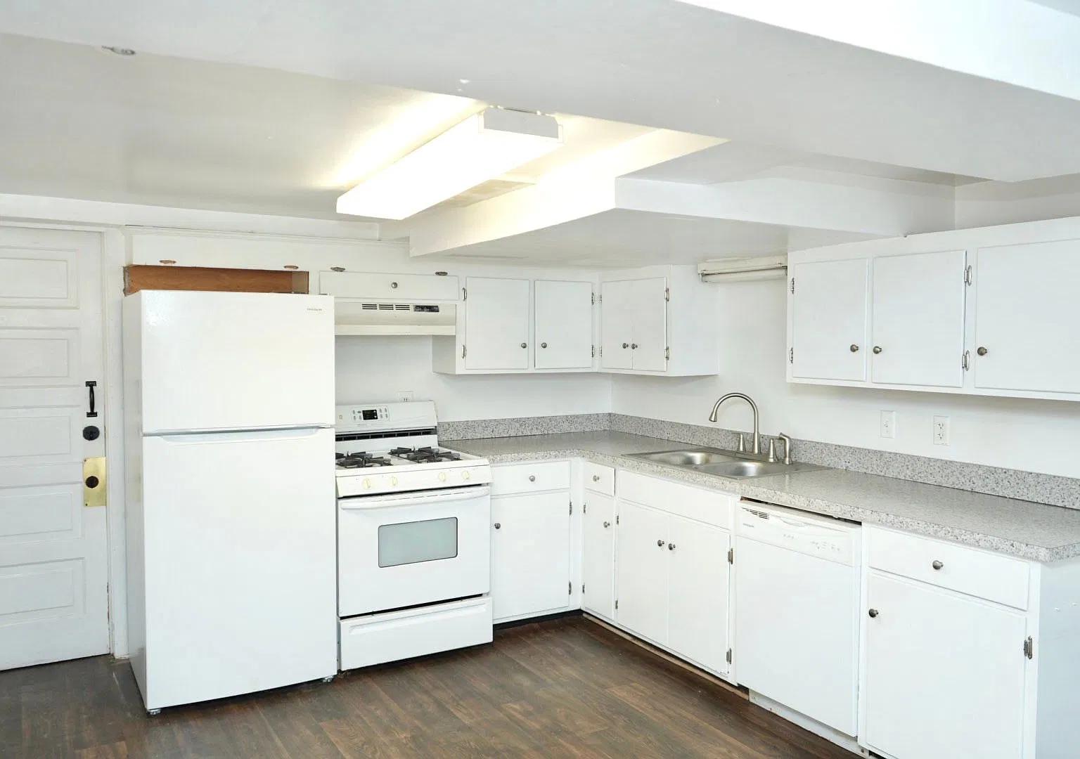 1535 Gordon Ave — Photo 2
