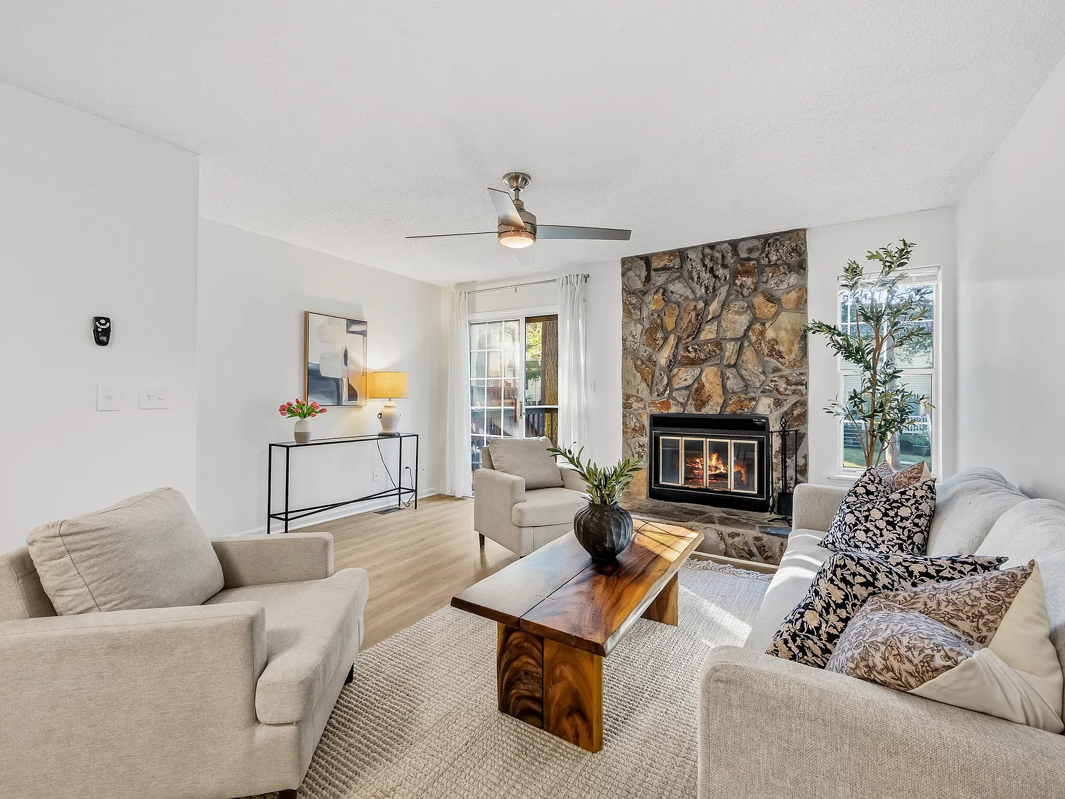 2 bed, 1108 sqft, $1,895 — Photo 3