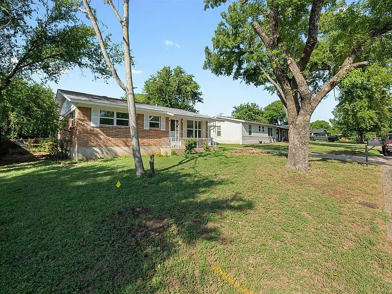 2409 Devonshire Dr — Photo 1