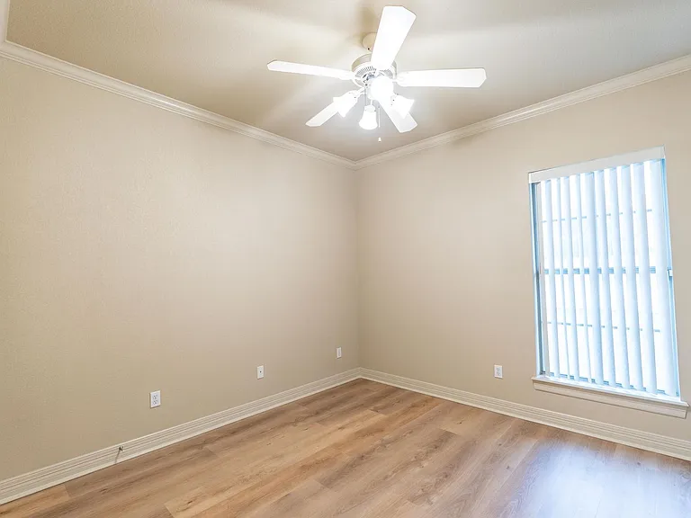 10011 Loveland Ct — Photo 12