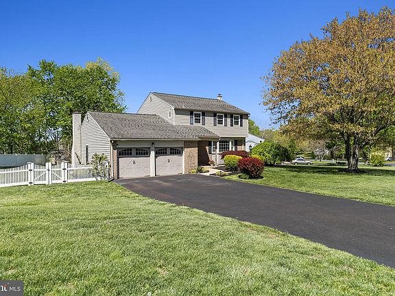 3rd image of 285 Manor Rd
