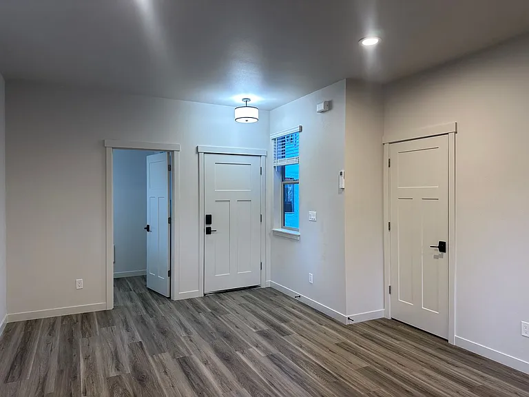 823 SE 5th St #4 — Photo 3