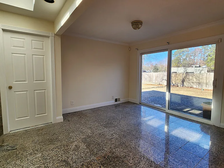 1029 Merriam Rd — Photo 5