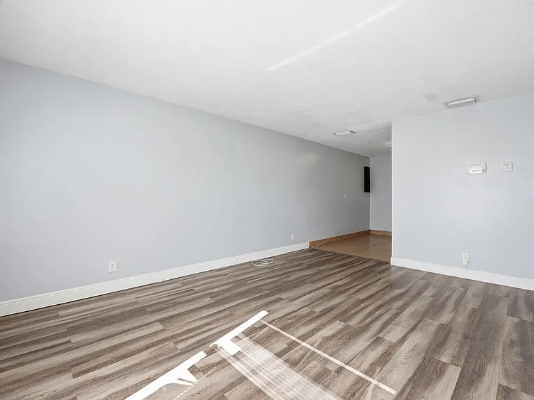 2001 A E Isaacs Ave #2007 — Photo 3