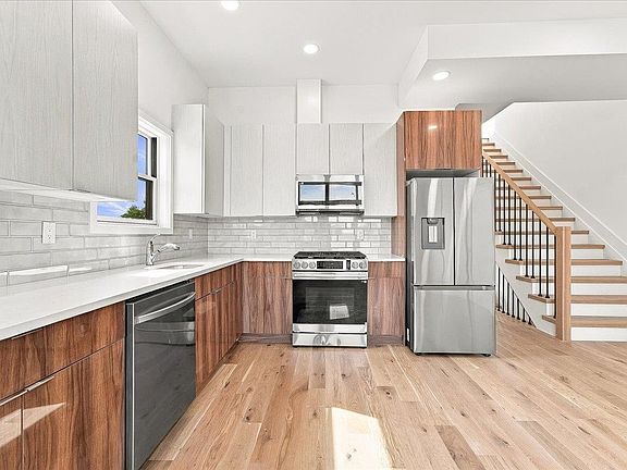 2nd image of 24 W 19th St