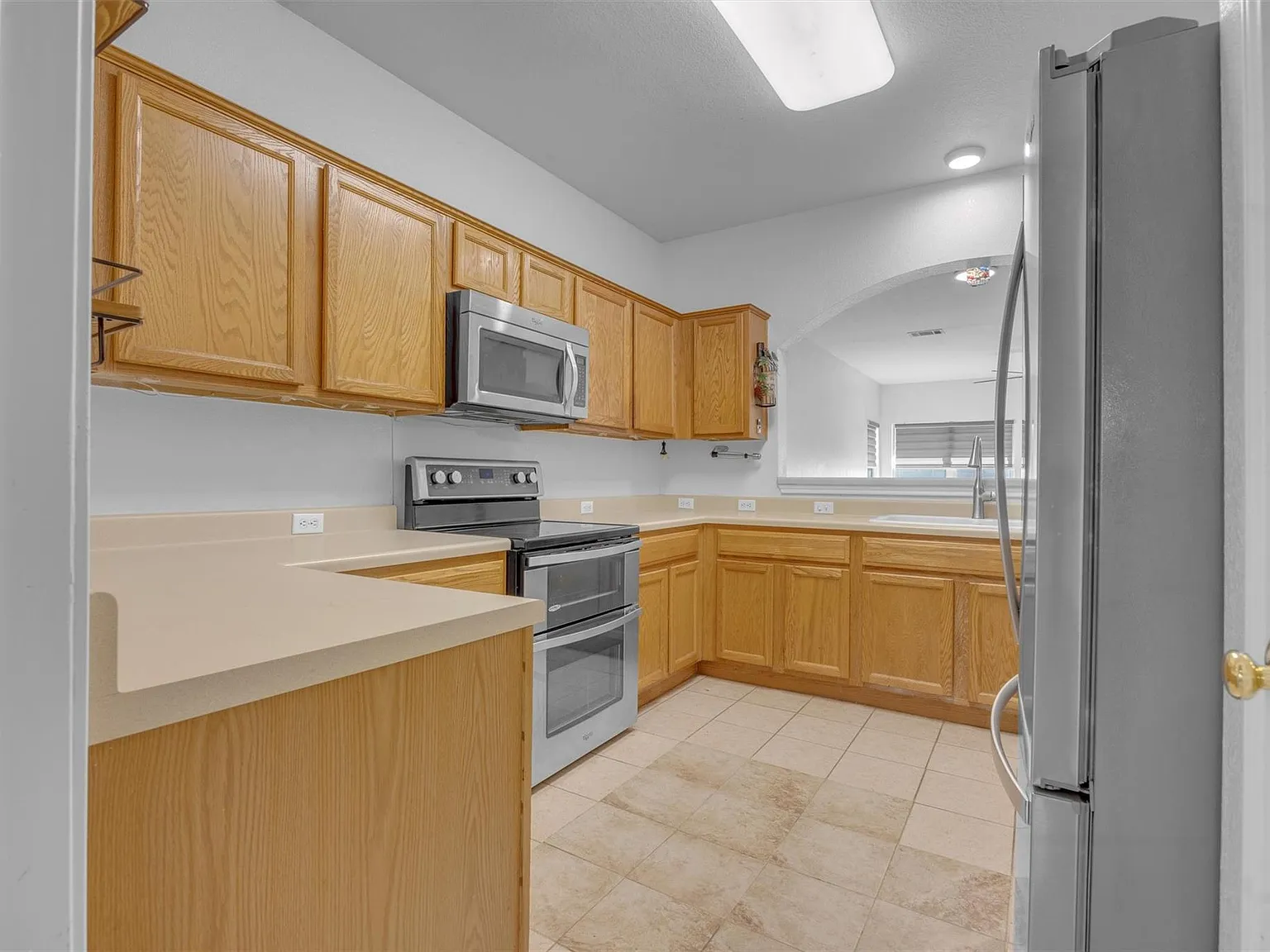 4 bed, 2.0 bath, 6011 sqft, $780 — Photo 2
