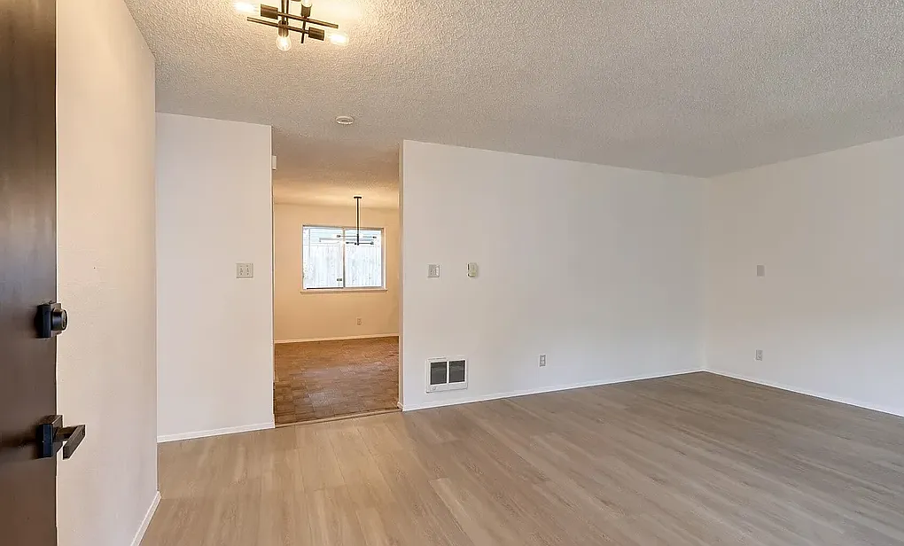 4 bed, 1550 sqft, $2,096 — Photo 2