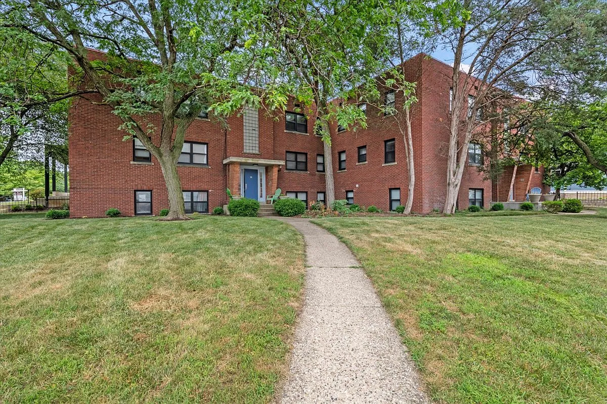 2 bed, 700 sqft, $1,075 — Photo 3