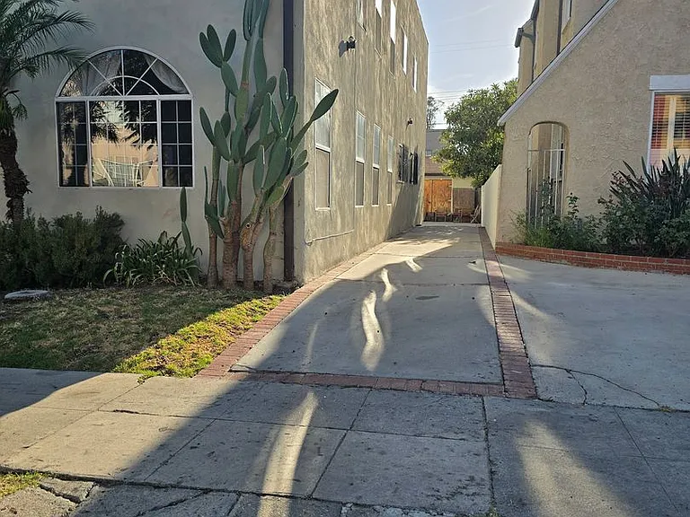 357 N Ogden Dr — Photo 27