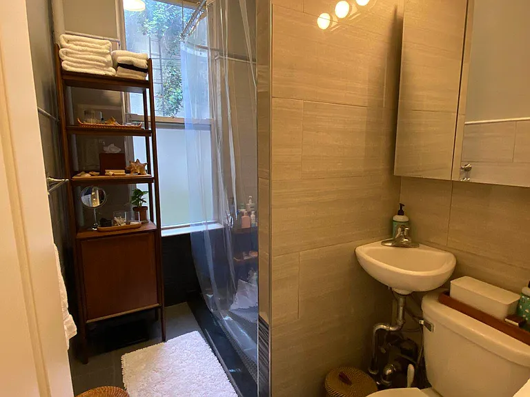 1072 Lorimer St #1L — Photo 11