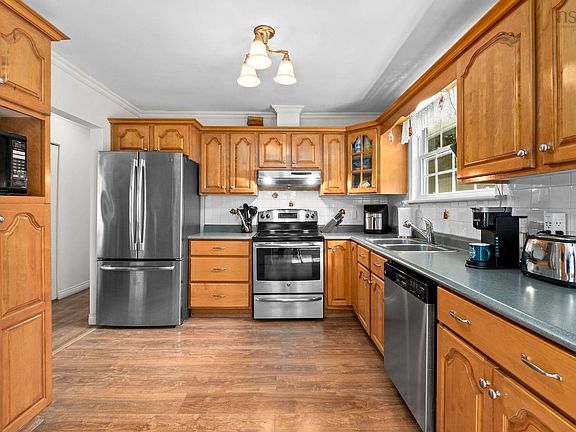 3rd image of 5 Sunnyhill Dr