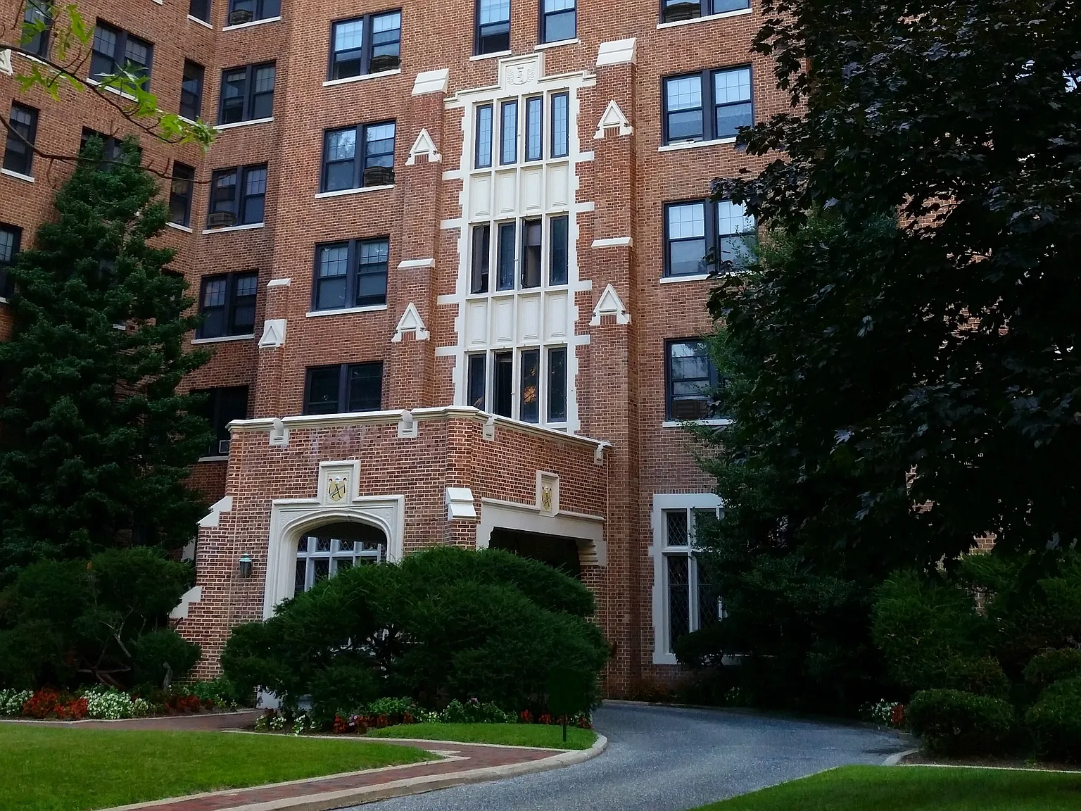 Ambassador Apartments — Photo 4
